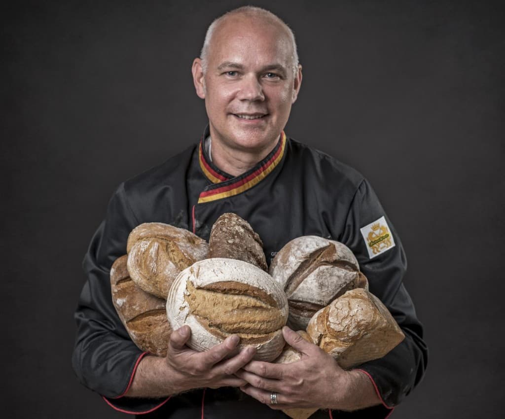 Matthias Schwehr — Bäckermeister und geprüfter Brot-Sommelier — mit frisch gebackenen Broten
